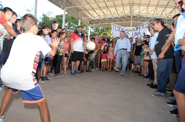 Schiaretti inauguró un playón deportivo en barrio Panamericano