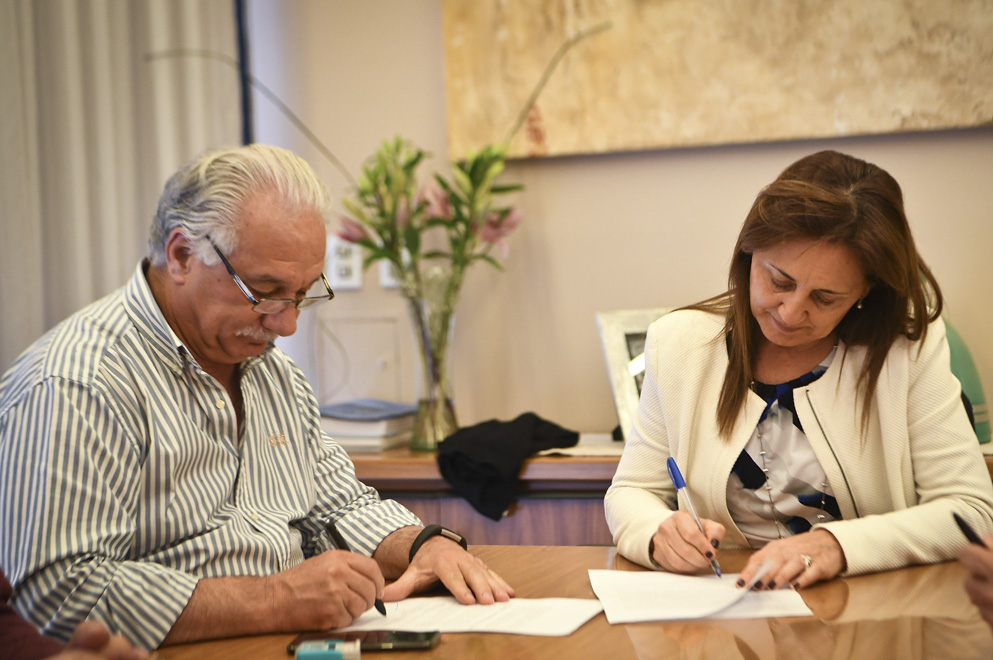 La Provincia firmó el acuerdo con los gremios del sector público