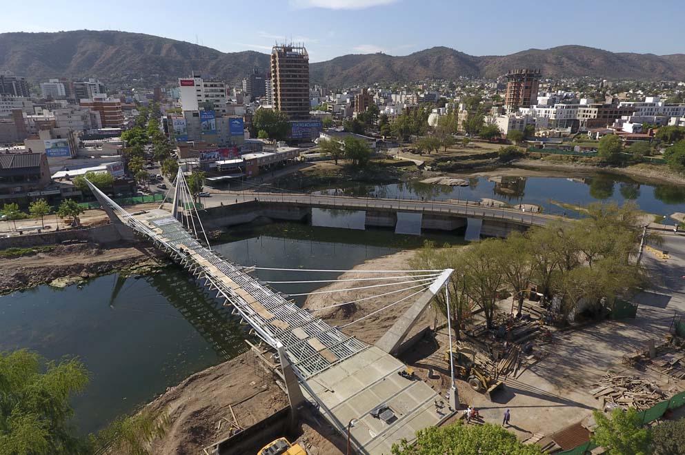 El nuevo puente peatonal de Carlos Paz, en su etapa final