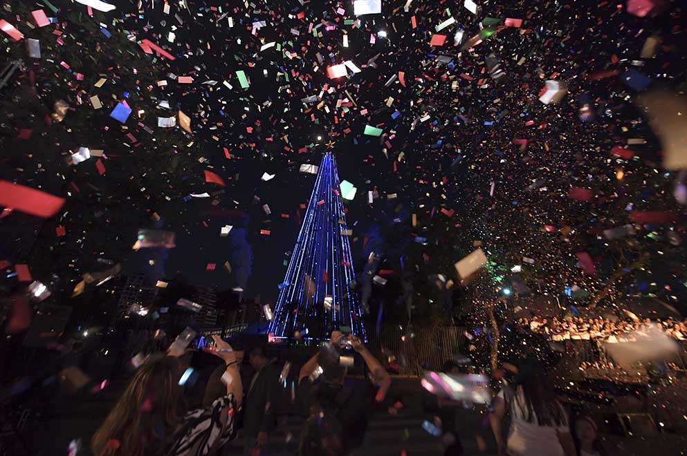 Ante una multitud, el Faro del Bicentenario se encendió con los colores de la Navidad
