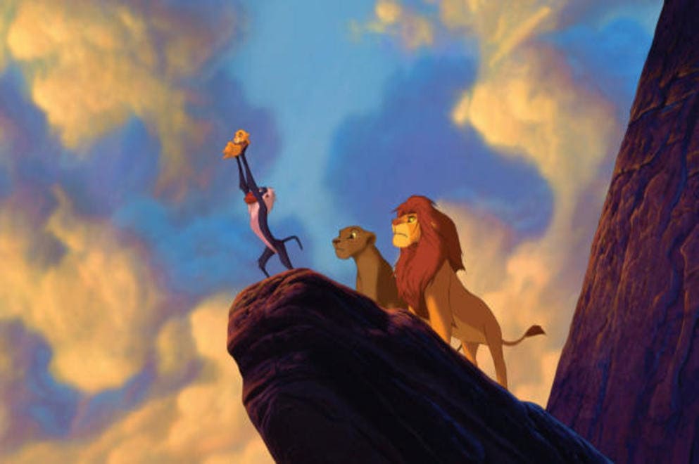 El rey león cuenta la historia de Simba, el hijo del rey Mufasa que está destinado a convertirse en el próximo monarca. Aunque su tío, el malvado Scar, no va a permitirlo, asesina a Mufasa y culpa del homicidio a Simba.