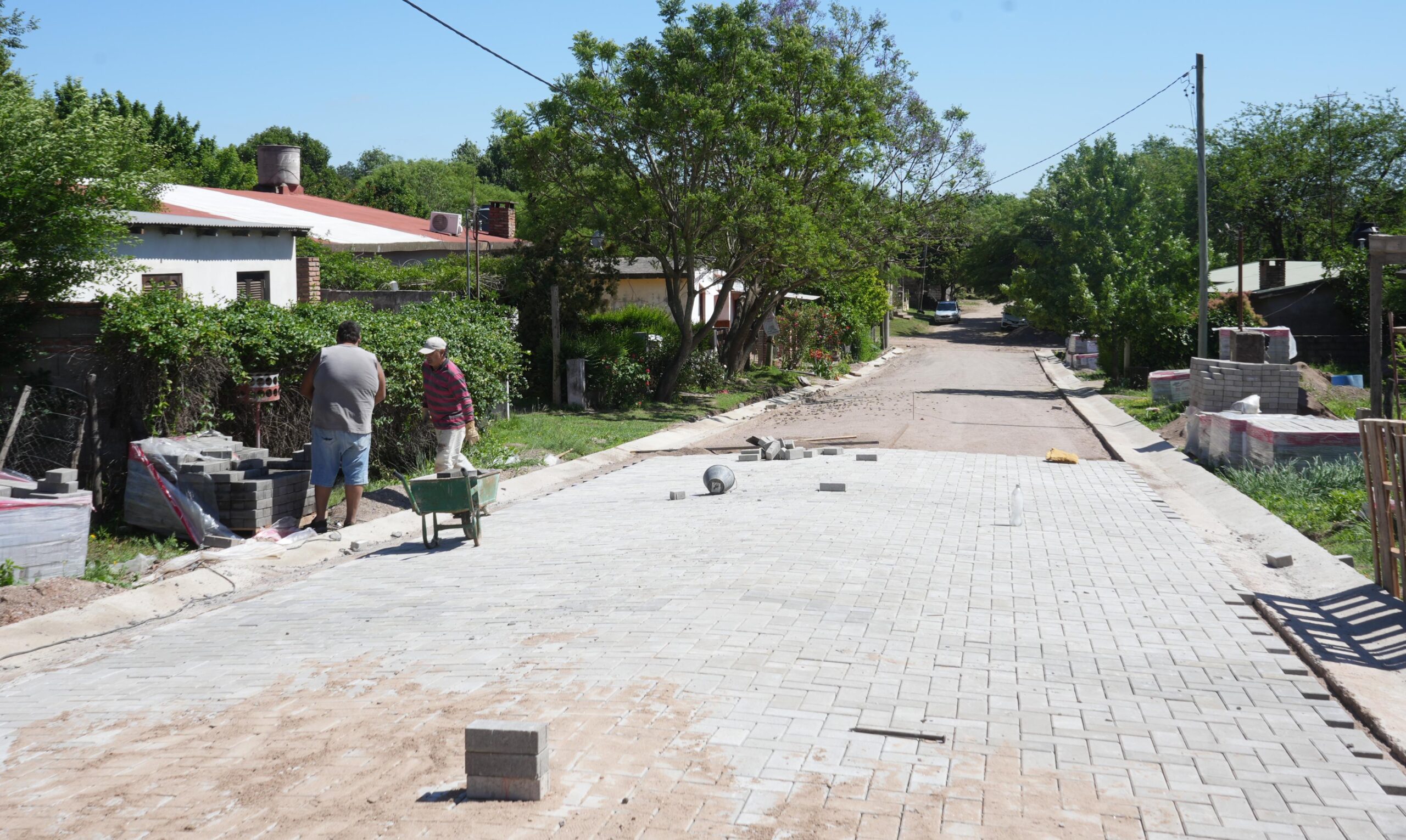 Villa Tulumba avanzan los trabajos de cordón cuneta y pavimento