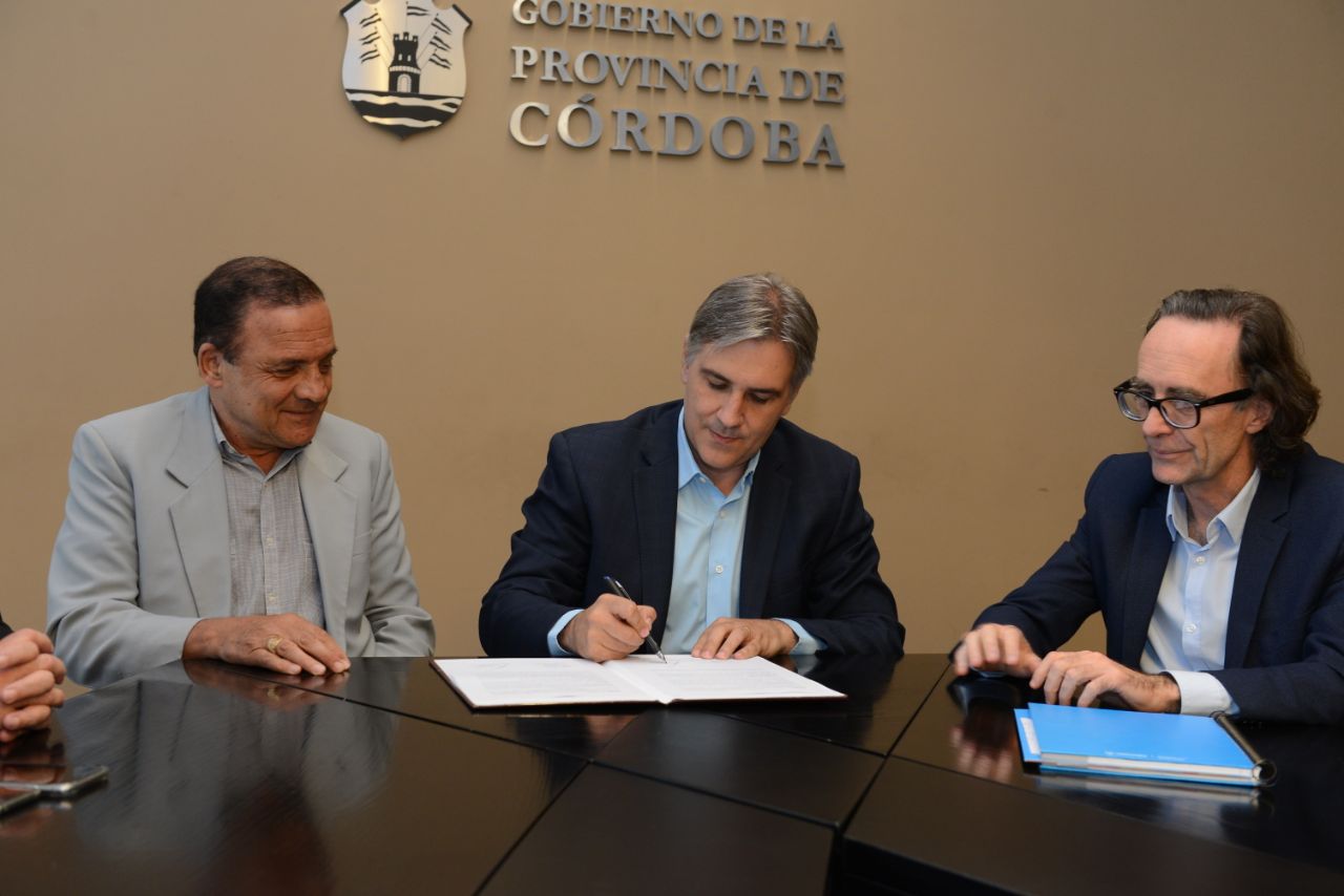 Llaryora-firma-convenio