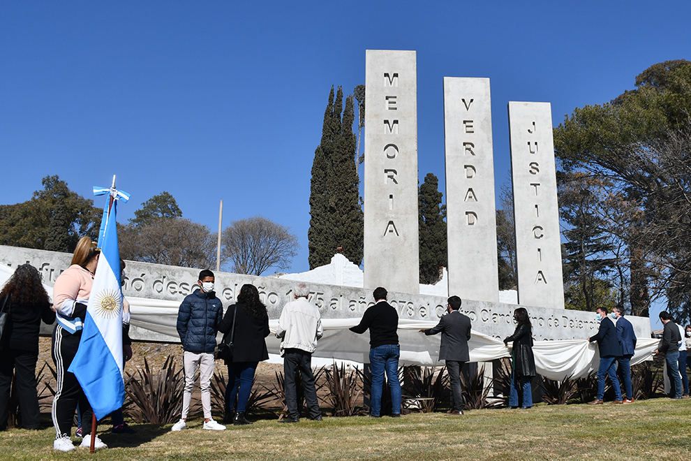 El Campo de la Ribera ya luce los pilares de Memoria, Verdad y Justicia