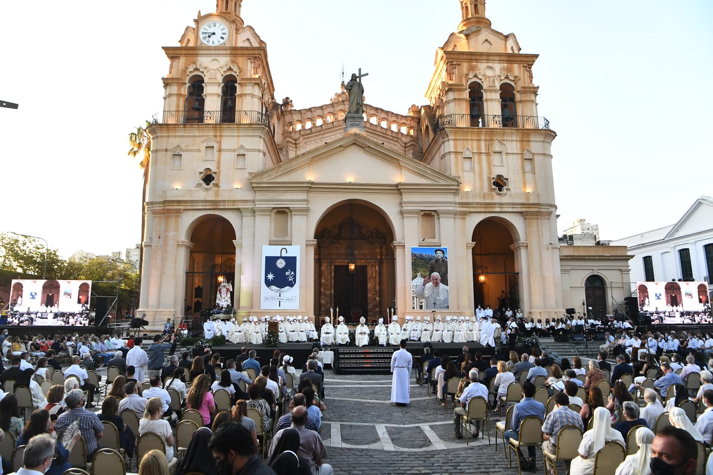 Schiaretti participó en la asunción del nuevo arzobispo de Córdoba Ángel Rossi