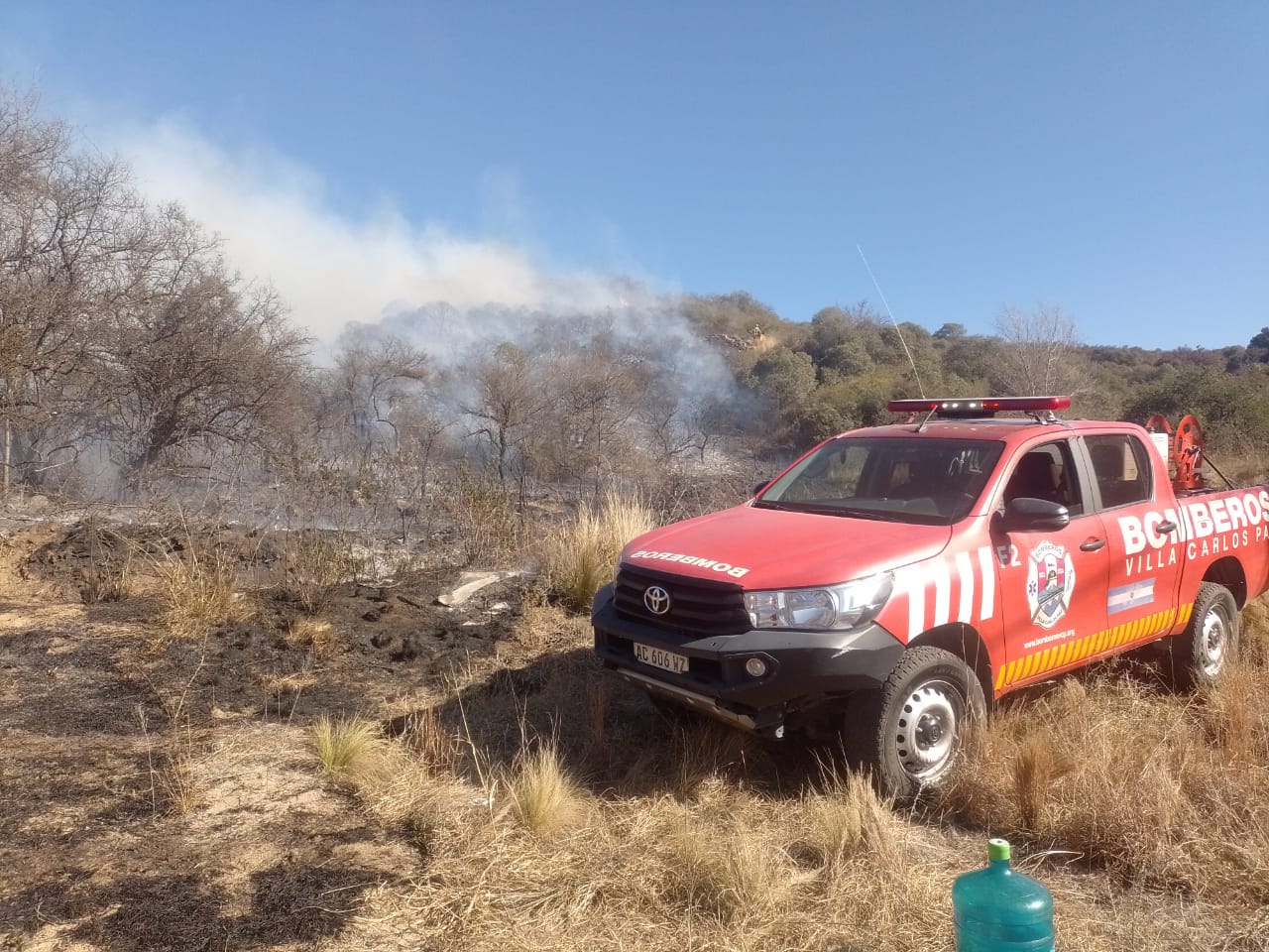 Bomberos continúan combatiendo un incendio en las sierras