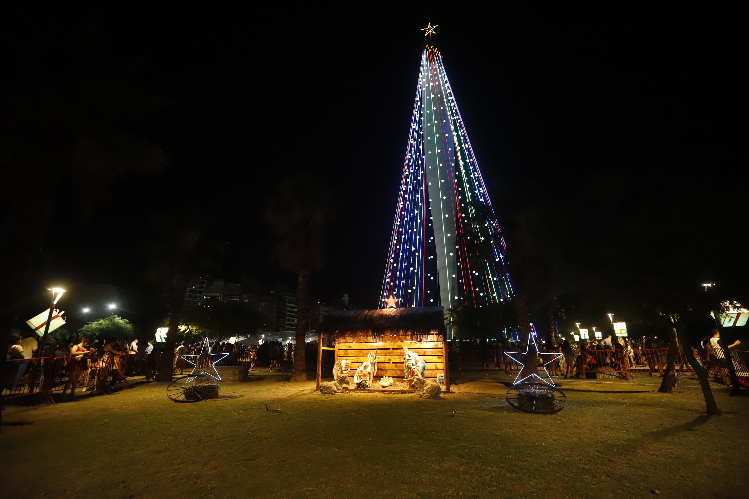 El Faro del Bicentenario se iluminó para celebrar las fiestas de fin de año