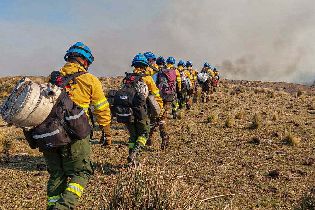 Continúa el incendio forestal en Loma Alta