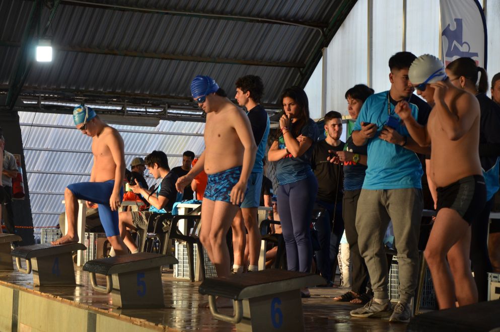 Más de 100 atletas con Síndrome de Down nadaron en el Polo Deportivo Kempes