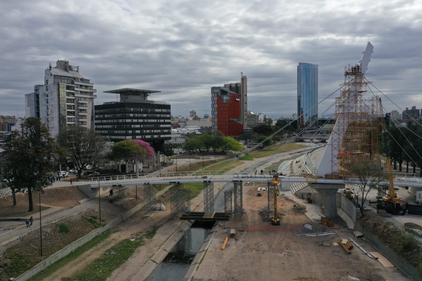 Schiaretti supervisó el puente peatonal que unirá la ex Plaza Austria con Parque Las Heras