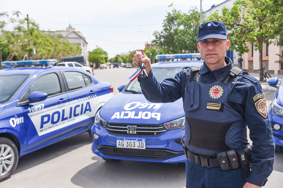 López entregó nuevos móviles policiales para el sur provincial 