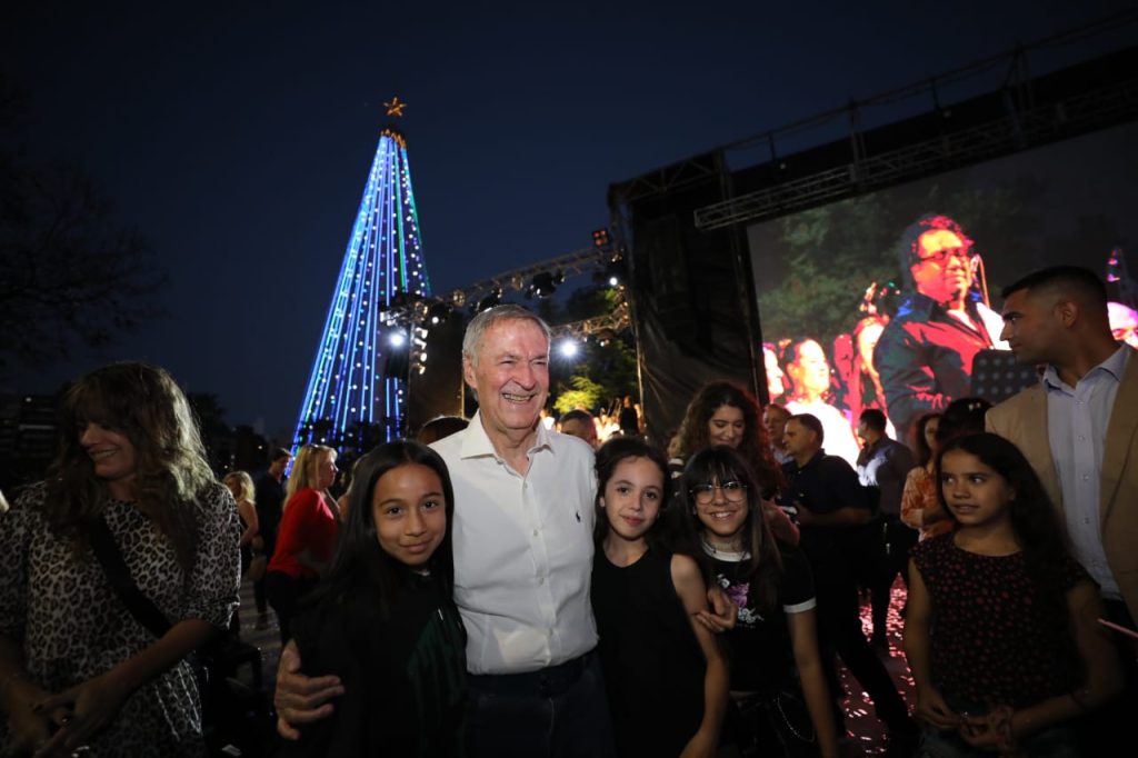 Frente a miles de cordobeses, así fue el encendido del árbol de Navidad en Parque Sarmiento