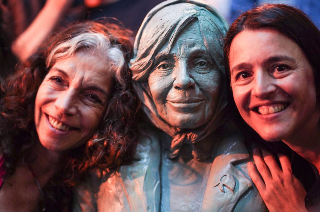 Córdoba: inauguraron escultura de Sonia Torres en la Plazoleta de la Merced