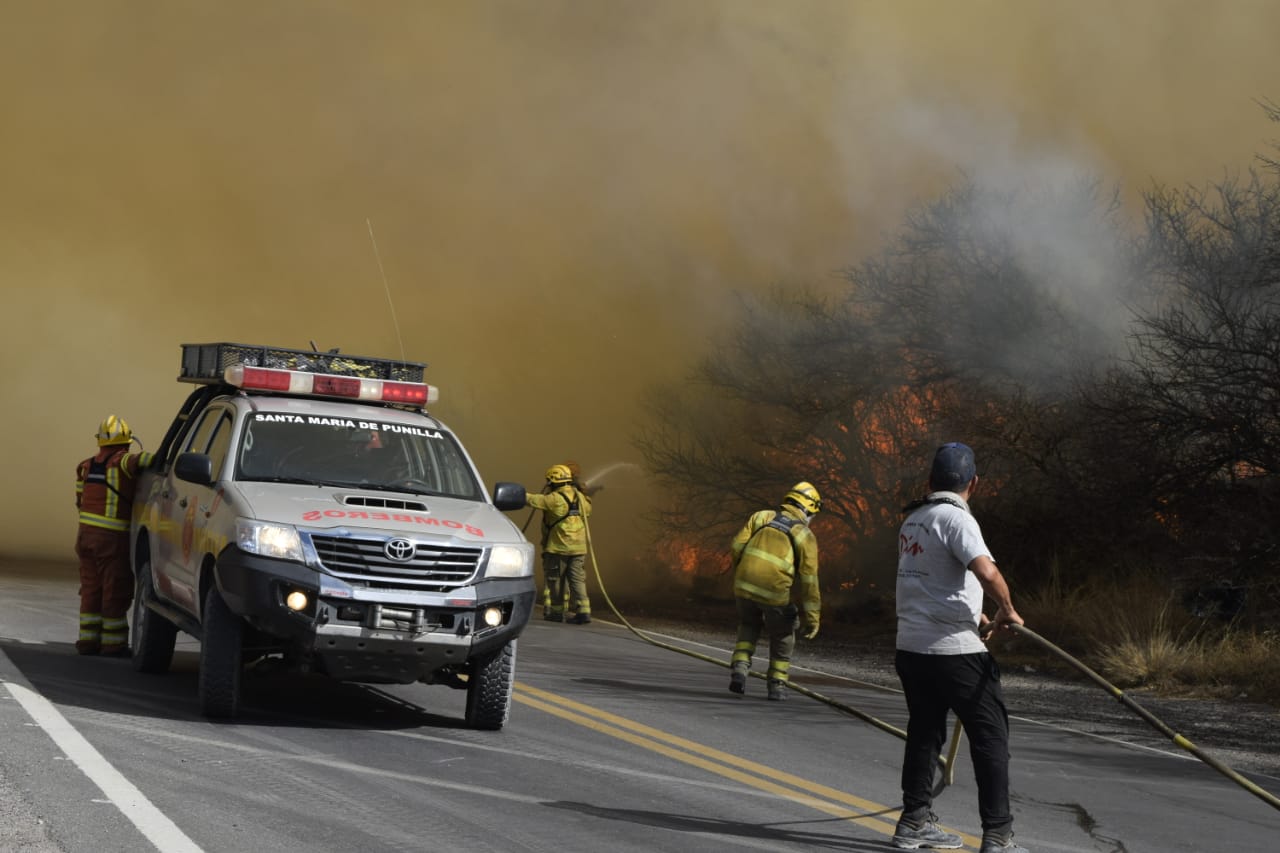 Capilla del Monte: continúa activo el incendio en zona de Corral de Piedra